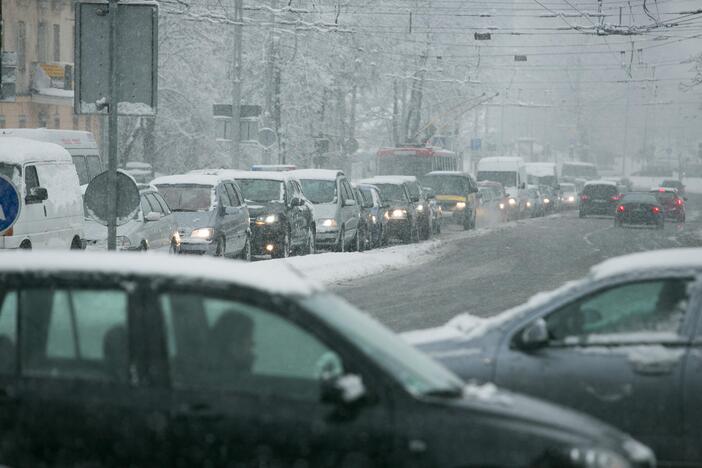 Patarimai, kaip saugiai vairuoti žiemą