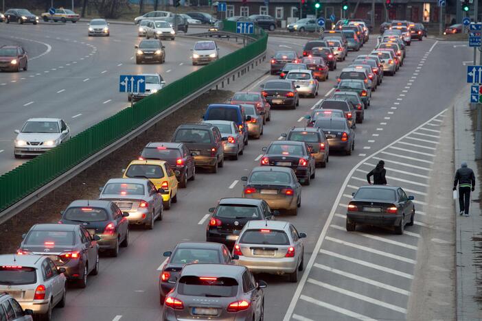 Įspėja dėl automobilių mokesčio: tai atsilieptų skaudžiai