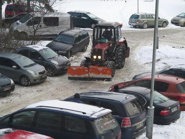 Daugiabučių kiemus toliau vaduos nuo sniego