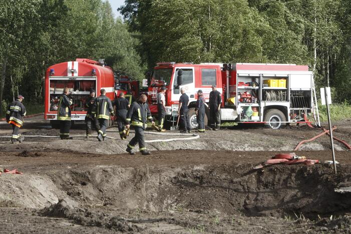 Sunkumai: kai dega durpynai, juos įprastai gesina didžiulės ugniagesių pajėgos, užgesinti tokius gaisrus – sudėtinga užduotis.