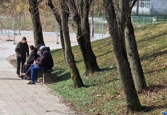 Pastebi: atšilus Neringos kvartale, priešais vaikų žaidimų aikštelę, renkasi įvairūs asmenys, kai kurie jų nevengia ir išgerti.