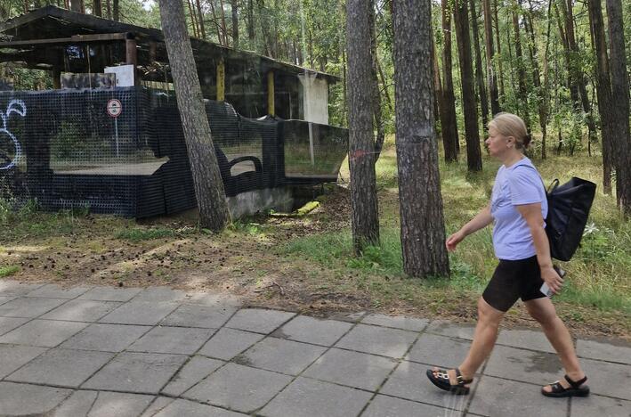 Situacija: ne vienerius metus miesto vaizdą gadina suklypęs buvęs prekybinis paviljonas pakeliui į Melnragę, P. Lideikio gatvėje.