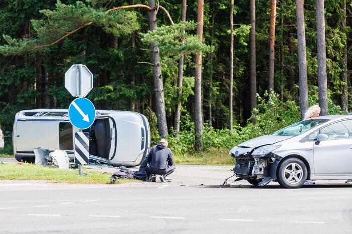 Praėjusią parą per eismo įvykius šalies keliuose nukentėjo dešimt žmonių