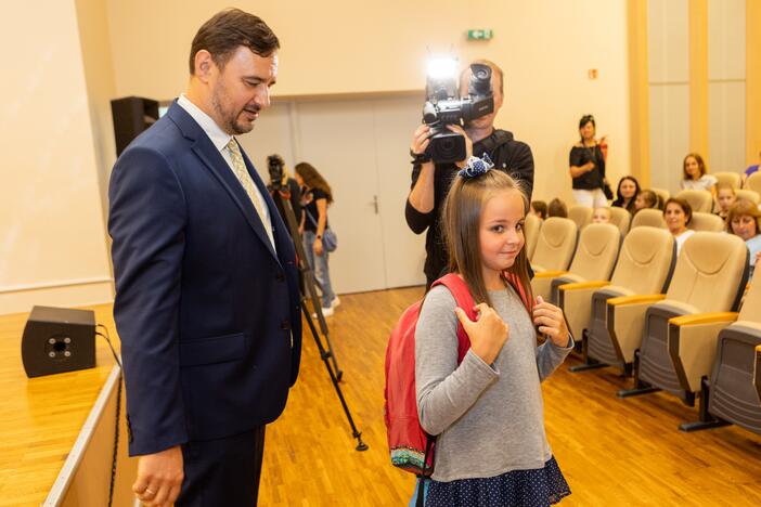 Ukrainiečių pabėgėlių vaikams perduota 100 mokyklinių kuprinių