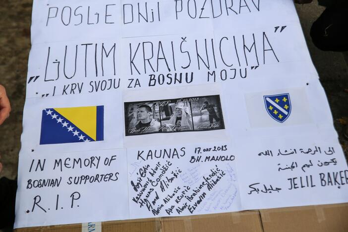 Bosniai sirgaliai gedulo akcija pagerbė savo žuvusius draugus