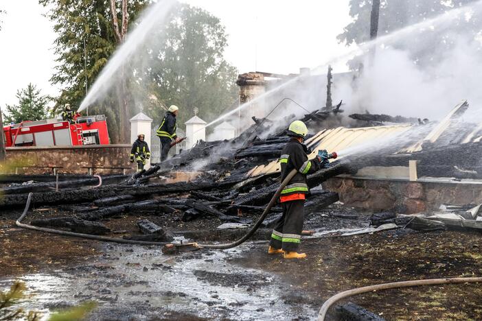 Naktį sudegė medinė Balbieriškio bažnyčia