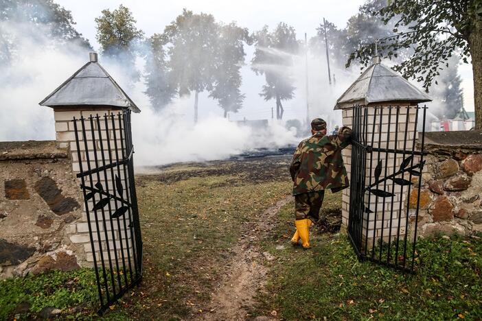 Naktį sudegė medinė Balbieriškio bažnyčia