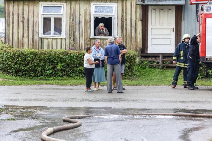 Naktį sudegė medinė Balbieriškio bažnyčia