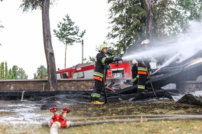 Naktį sudegė medinė Balbieriškio bažnyčia