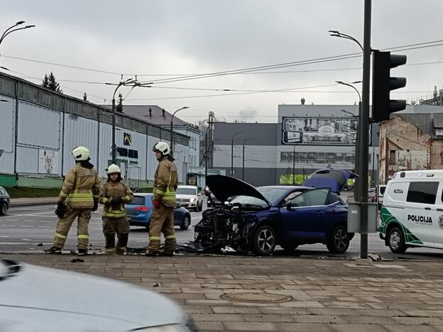 Karaliaus Mindaugo prospekte – „Audi“ ir „Nissan“ avarija