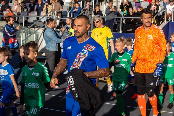  Pasaulio futbolo legendų rungtynės su legendiniais Lietuvos futbolininkais