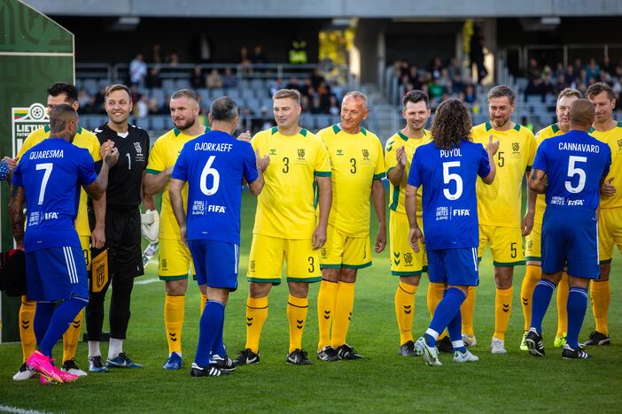  Pasaulio futbolo legendų rungtynės su legendiniais Lietuvos futbolininkais