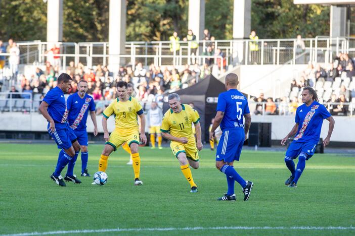  Pasaulio futbolo legendų rungtynės su legendiniais Lietuvos futbolininkais