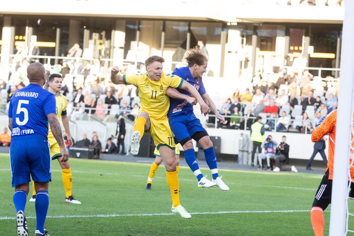  Pasaulio futbolo legendų rungtynės su legendiniais Lietuvos futbolininkais