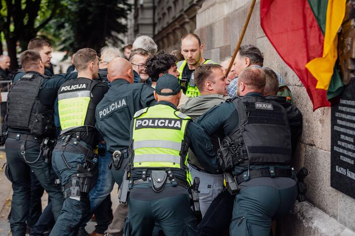 Vilniuje nuimta be leidimo pakabinta atminimo lenta K. Škirpai