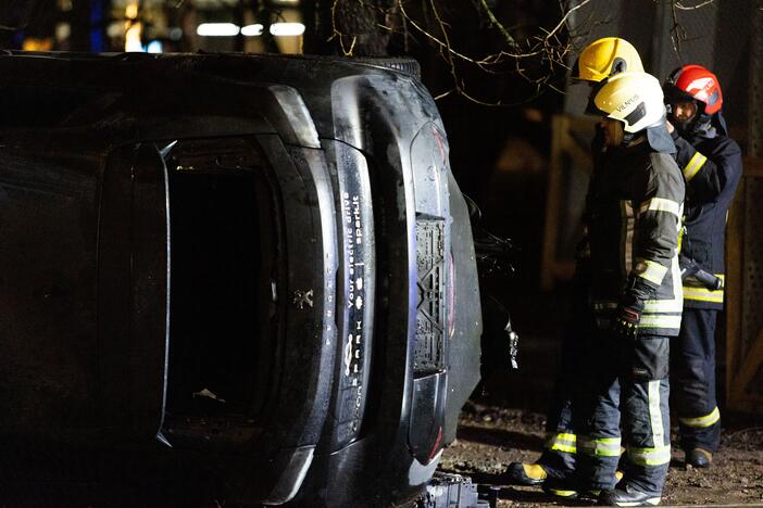 Vilniuje užsidegė kraunamas elektromobilis