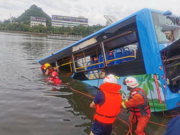 Nelaimė pietvakarių Kinijoje: į ežerą nulėkus autobusui žuvo 21 žmogus