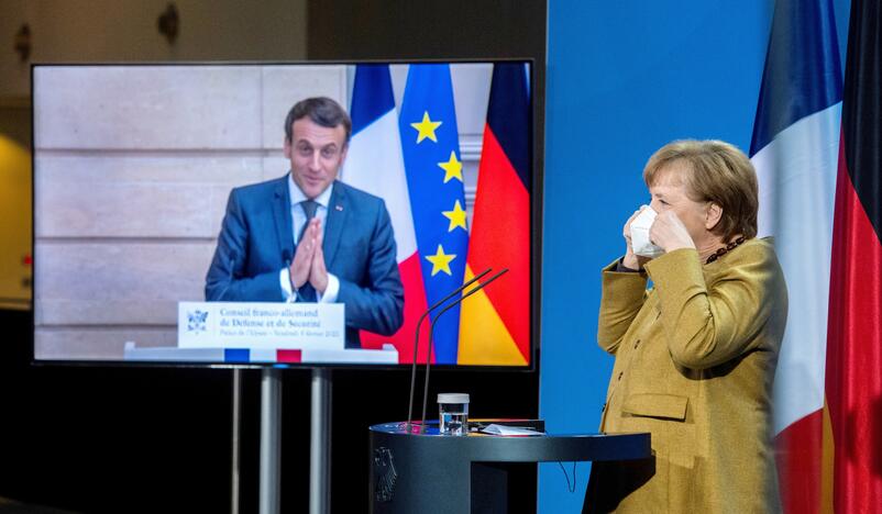 Emmanuelis Macronas (kairėje), Angela Merkel (dešinėje)