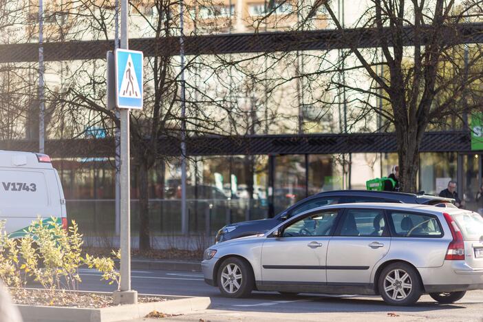 Vilniuje automobilis partrenkė vežimėlį su kūdikiu