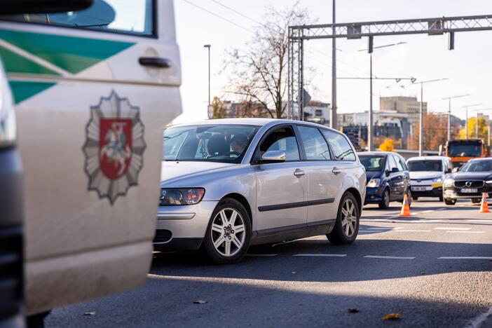 Vilniuje automobilis partrenkė vežimėlį su kūdikiu