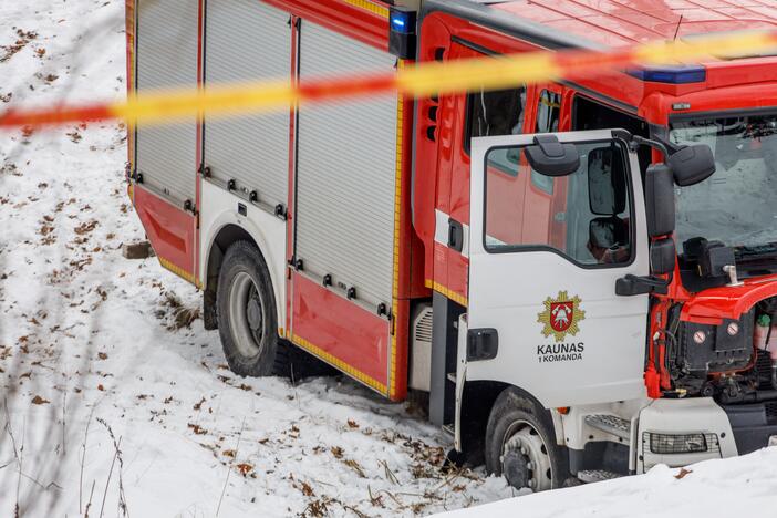 Į gaisrą skubėję ugniagesiai Panemunėje rėžėsi į stotelę