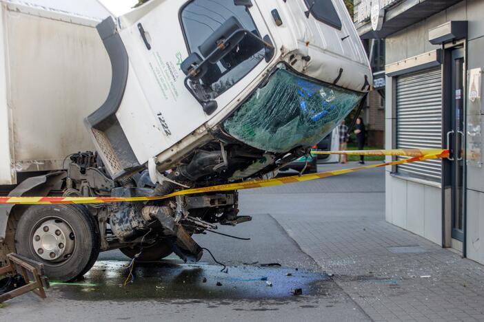 Mikroautobuso ir krovininio automobilio avarija Kaune