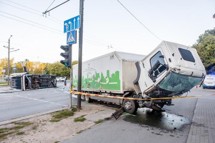 Mikroautobuso ir krovininio automobilio avarija Kaune