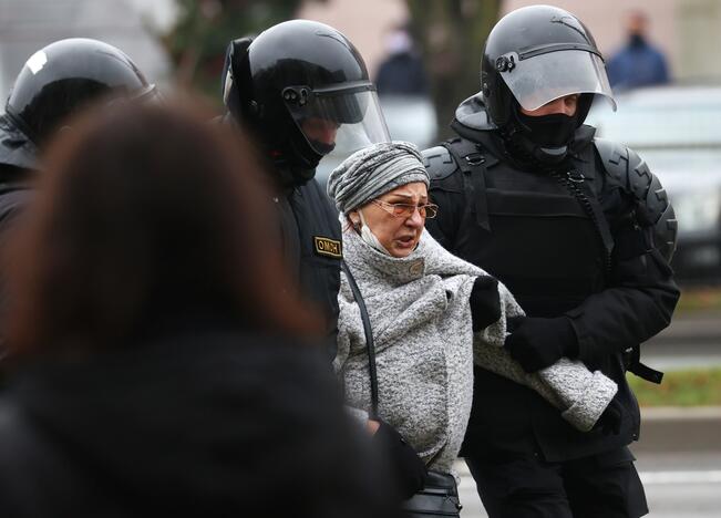 Baltarusijoje sekmadienį per protesto akcijas sulaikyta per 900 žmonių