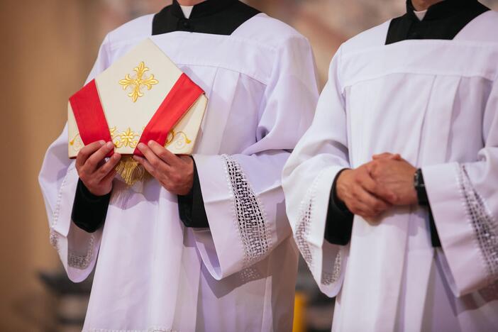 Sprendimas: nerimą keliantį katalikų kunigų mažėjimą kai kas sieja su celibatinio įpareigojimo našta, esą dvasininkų vedybos iš dalies išspręstų šią problemą.