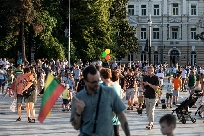  Visame pasaulyje žmonės sugiedojo Lietuvos himną