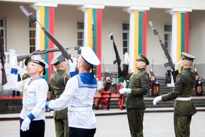 Valstybės vėliavų pakėlimo ceremonija