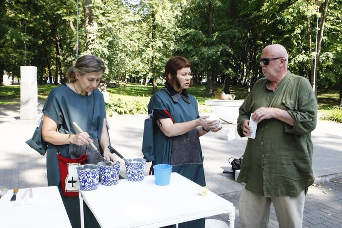 Simboliai: Skulptūrų parke vykusiame renginyje M.Gimbutienės atminimas įamžintas klaipėdiečių delnų įspaudais ir druskos ritualais.