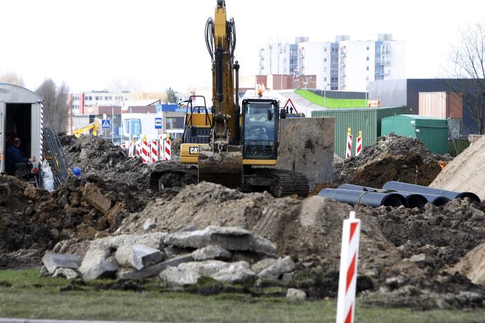 Apsižiūrėjo: tiesiant komunikacijas paaiškėjo, kad dalis Baltijos prospekto pagrindo – per silpna.