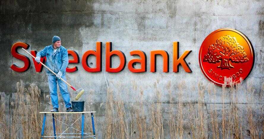 Mįslės: banko "Swedbank" atstovai tikina neradę bankomate kliento įneštų pinigų – aiškinama, kad jokios sąskaitos limitą viršijusios sumos inkasacijos metu nerasta.