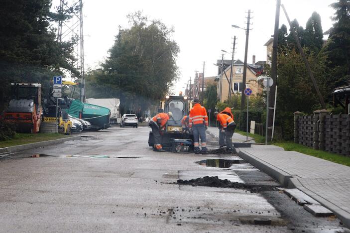 Smalsu: darbais besidžiaugiantys gyventojai domisi, kur sutekės lietaus vanduo, kai gatvelė bus naujai išasfaltuota.