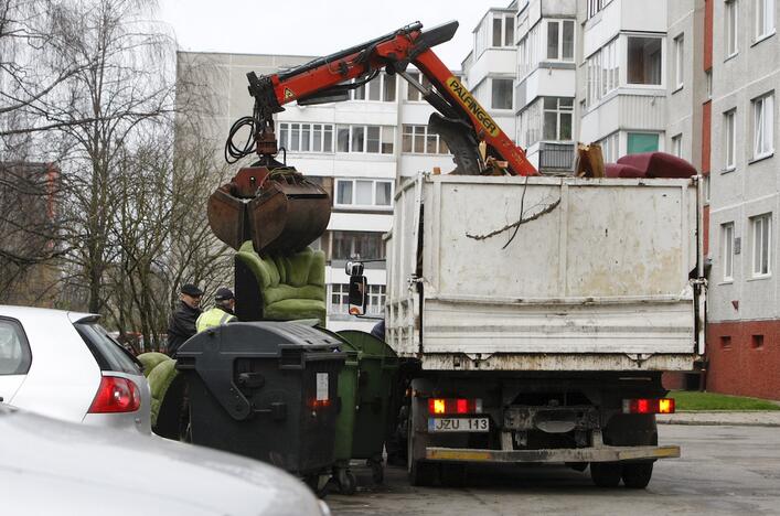 Paradoksas: brangiems daiktams radę pinigų klaipėdiečiai nenori sumokėti už senų rakandų išvežimą į tam skirtas aikšteles. Prievolė juos išgabenti tenka šiukšlių vežėjams.