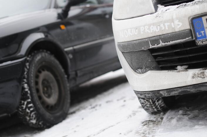 Išduoda: apie lietuvių higienos įpročius byloja ir tūkstančiai neplautų automobilių gatvėse.