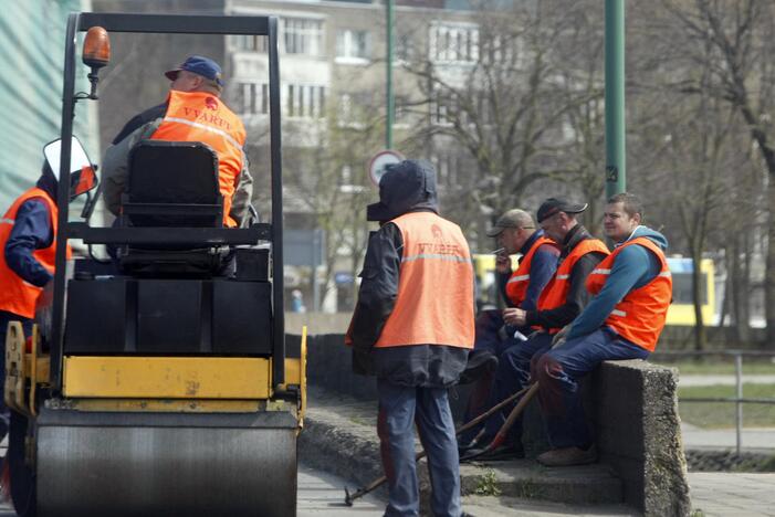 Darbai: valdžios požiūris į savivaldybes glumina rajonų gyventojus – padoria kelių priežiūra šiais metais galės pasigirti tik Vilniaus rajono ir Trakų savivaldybės, kitoms teks suktis, kaip tik išmano.