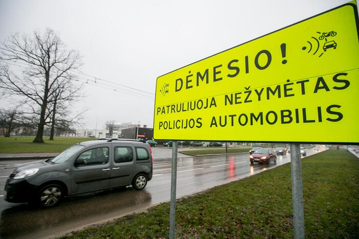 Kontrolė: Klaipėdos apskrityje tokių ženklų, informuojančių apie nežymėtus policijos automobilius, nėra. Tačiau policija norėtų, kad savivaldybė iš biudžeto nupirktų nežymėtą mašiną.