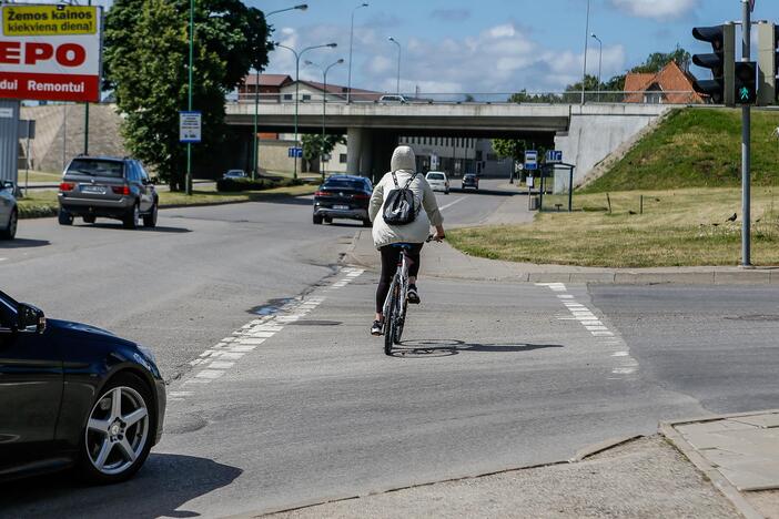 Vaizdas: klaipėdiečiai skundžiasi jau ne vienus metus laukiantys gatvės remonto.