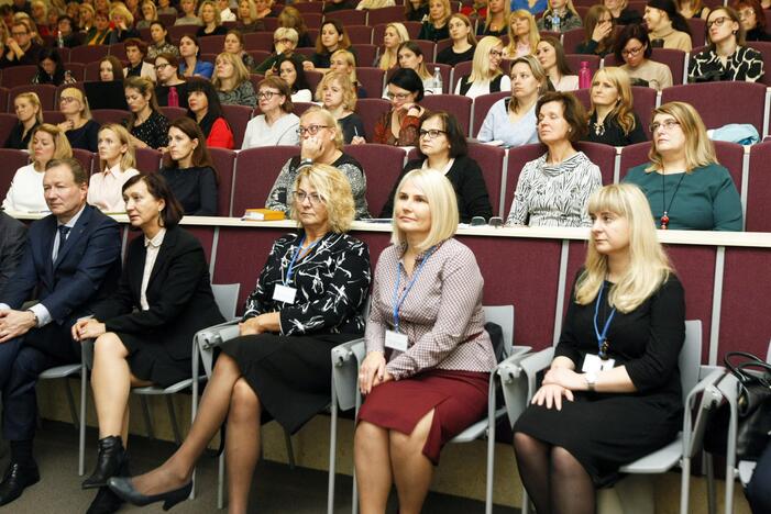 Aktualumas: pasak konferencijos organizatorių A.Razbadausko (pirmas iš kairės) ir A.Nikolajavienės (ketvirta iš kairės), dalyvių gausa patvirtina, kad pasirinkta tema – opi bei aktuali.