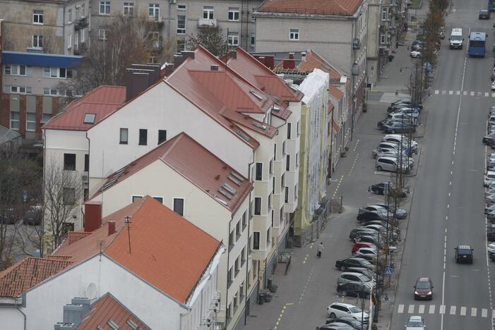 Nesklandumai: veikiausiai dėl remontuojamo Klaipėdos savivaldybės pastato stogo staiga prakiuro viršutiniame aukšte esančios posėdžių salės lubos.