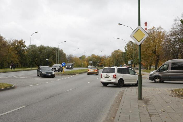 Posūkiai: šioje T formos sankryžoje sudėtinga pasukti visiems – tiek važiuojantiems Mokyklos gatve, tiek sukantiems iš Verpėjų gatvės.