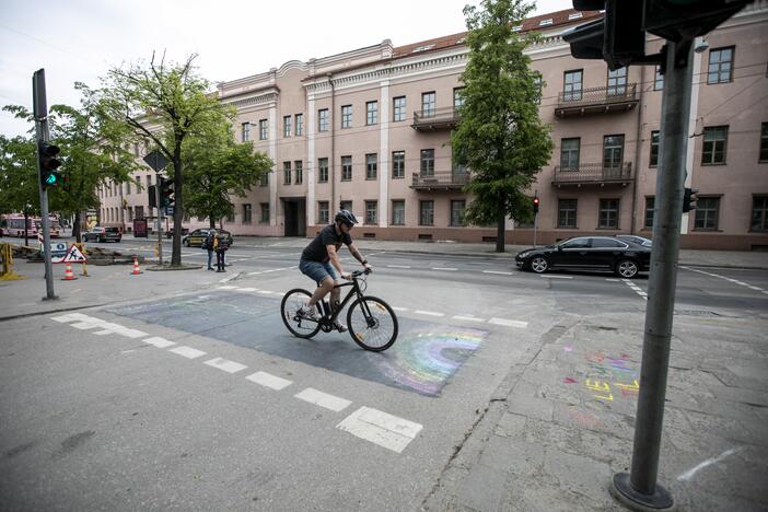 Vilniuje uždažyta vaivorykštės spalvų pėsčiųjų perėja