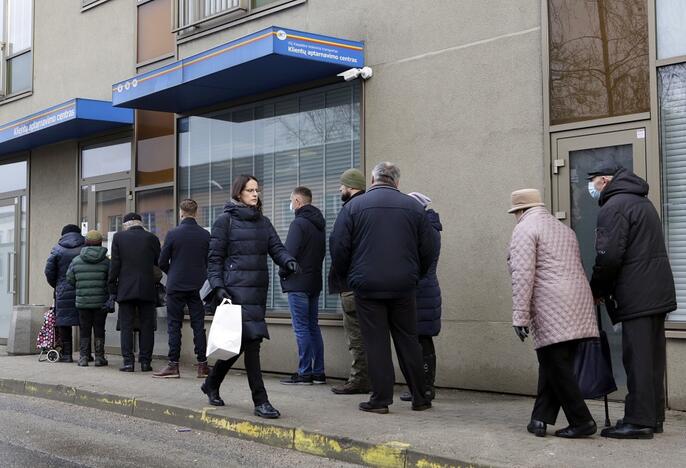 Nesikeičia: senjorai kartais geidžiamų bilietų kantriai laukia ir stodami į eilę.