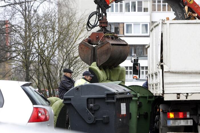 Pinigai: rebusą, kas turėtų mokėti už svetimų baldų ar kitų šiukšlių išvežimą, narplioja nemažai valdininkų ir teisininkų. Ginčai jau net persikėlė į teismus.