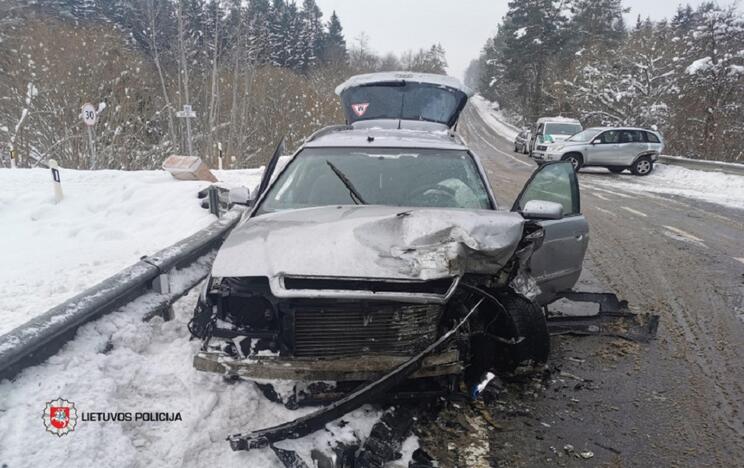 Praėjusi para šalies keliuose: eismo įvykiuose nukentėjo ir vairuotojai, ir keleiviai, ir pėstieji