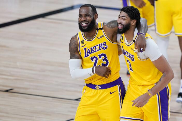 Dėl stringančios „Lakers“ lažybininkams nebeliko aiškaus favorito laimėti NBA