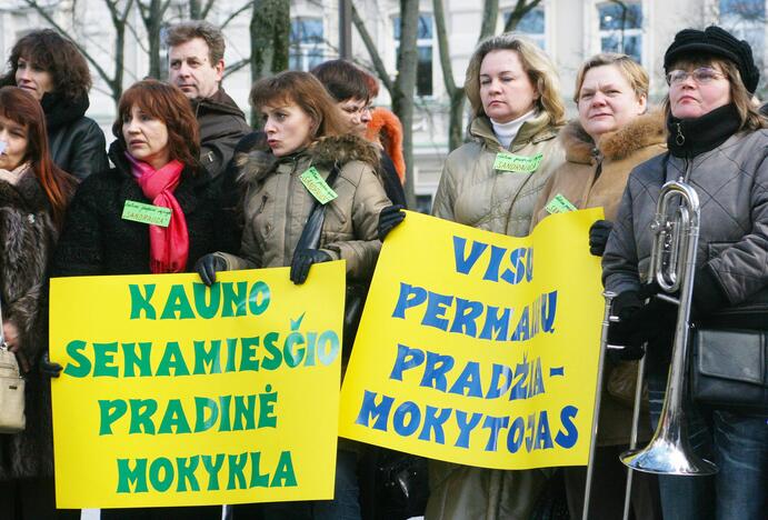 Streikuojančių pedagogų skaičius nemažėja 