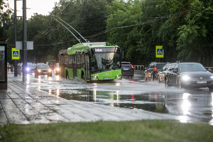 Po alinančios kaitros Kauną nuplovė liūtis